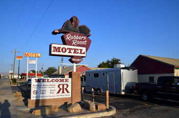 robbers-roost-motel_01.jpg